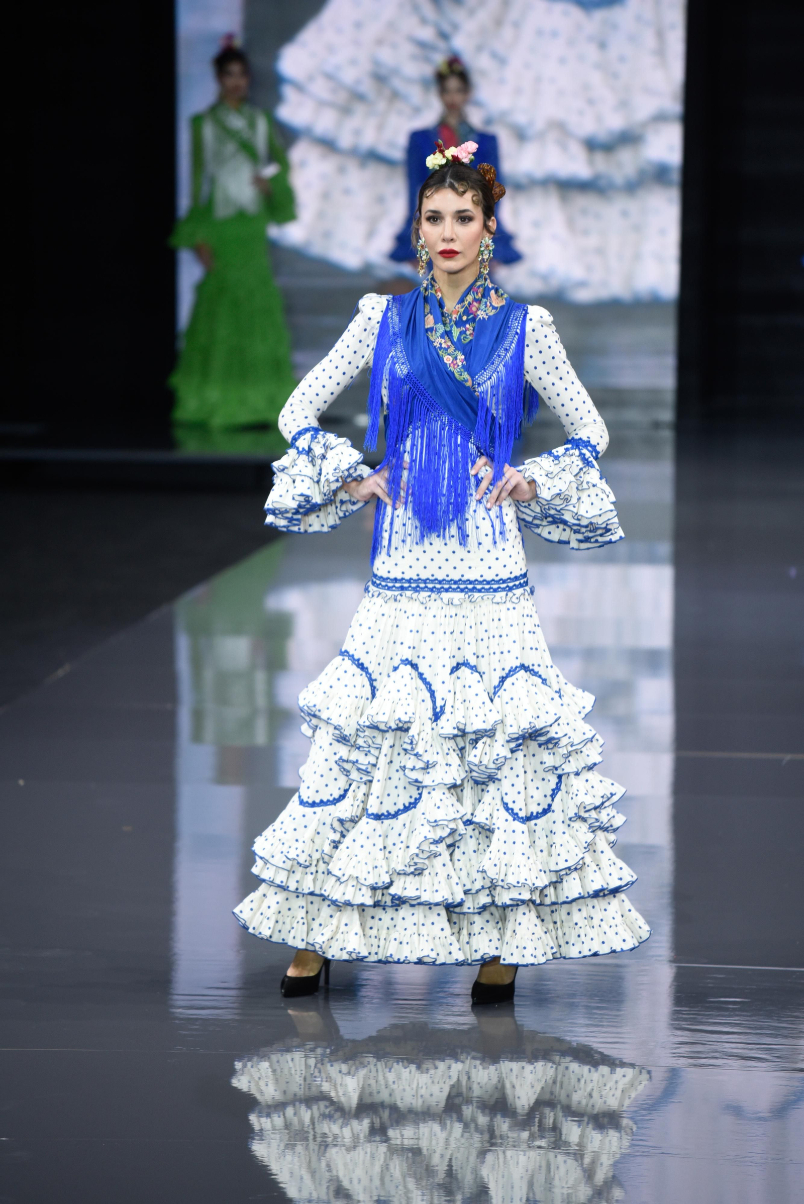 Mantoncillo cruzado al talle en un diseño de Pilar Vera.