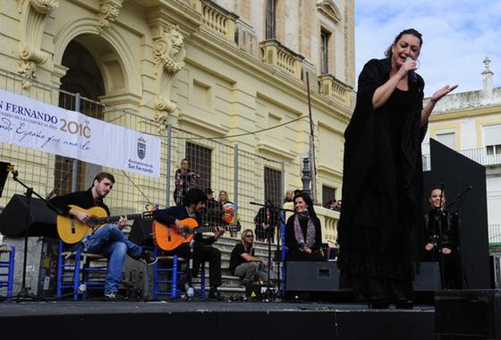 Miles de personas asisten al concierto navideño que Niña Pastori ofreció en la plaza del Rey de San Fernando. 

Foto: Elias Pimentel