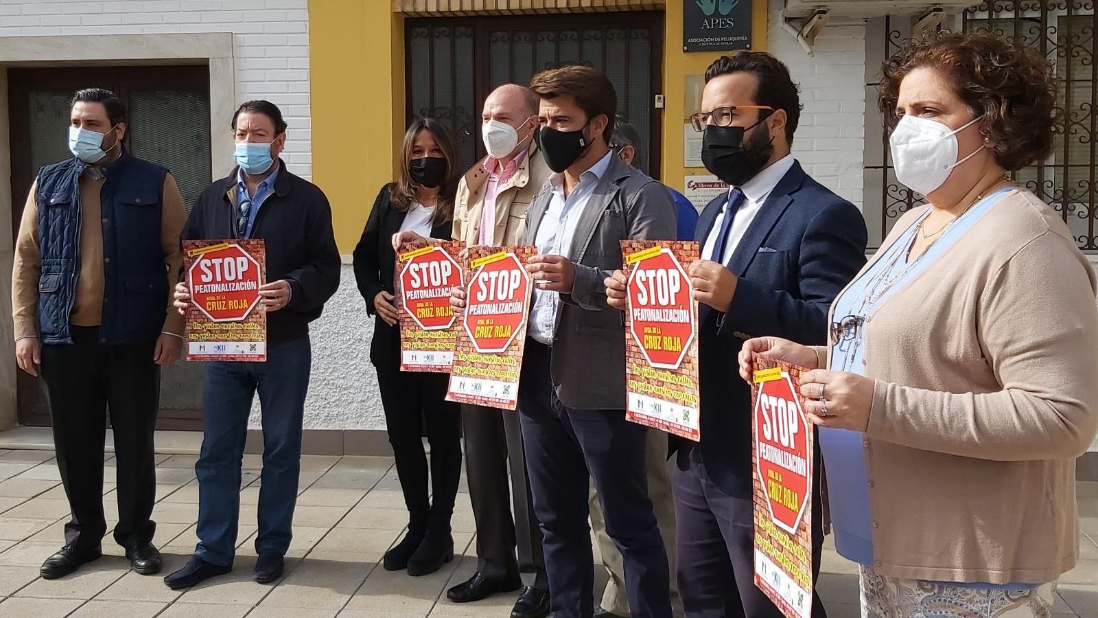 Beltrán Pérez posa con la asociación de comerciantes de Miraflores, Pio XII y Capuchinos.