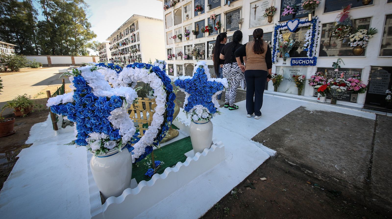 Día de recuerdo y emociones en el cementerio de Jerez