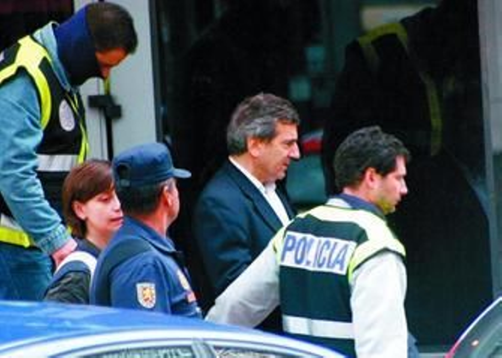 El jefe de la Policia Local de Coslada, Ginés Jiménez, escoltado tras su detención esta semana.