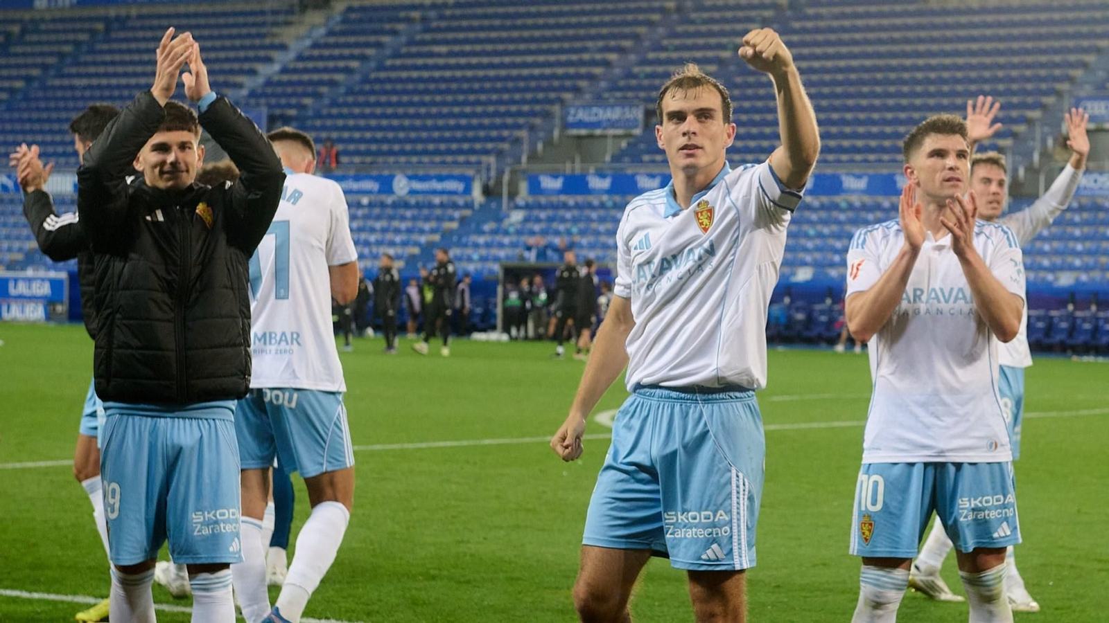 Los jugadores del Zaragoza celebran con su afición el triunfo ante el Mirandés.