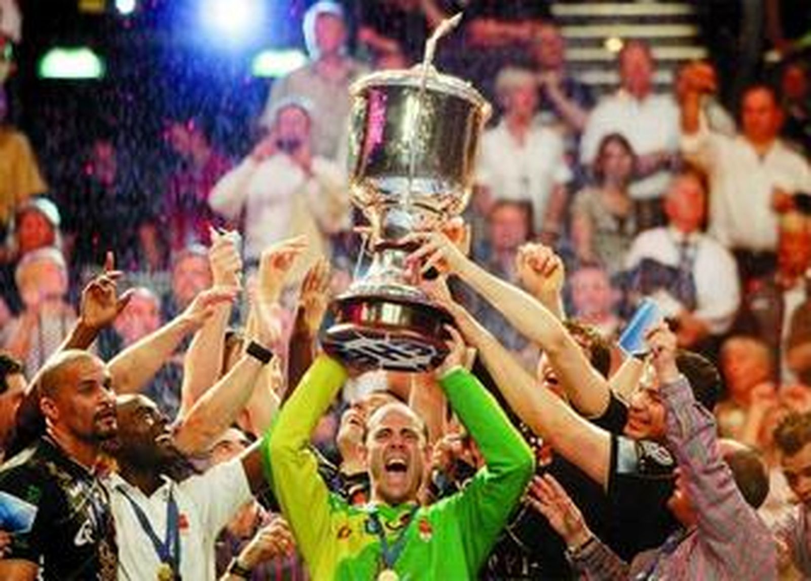 Hombrados levanta el trofeo de la Liga rodeado de los integrantes del equipo manchego.