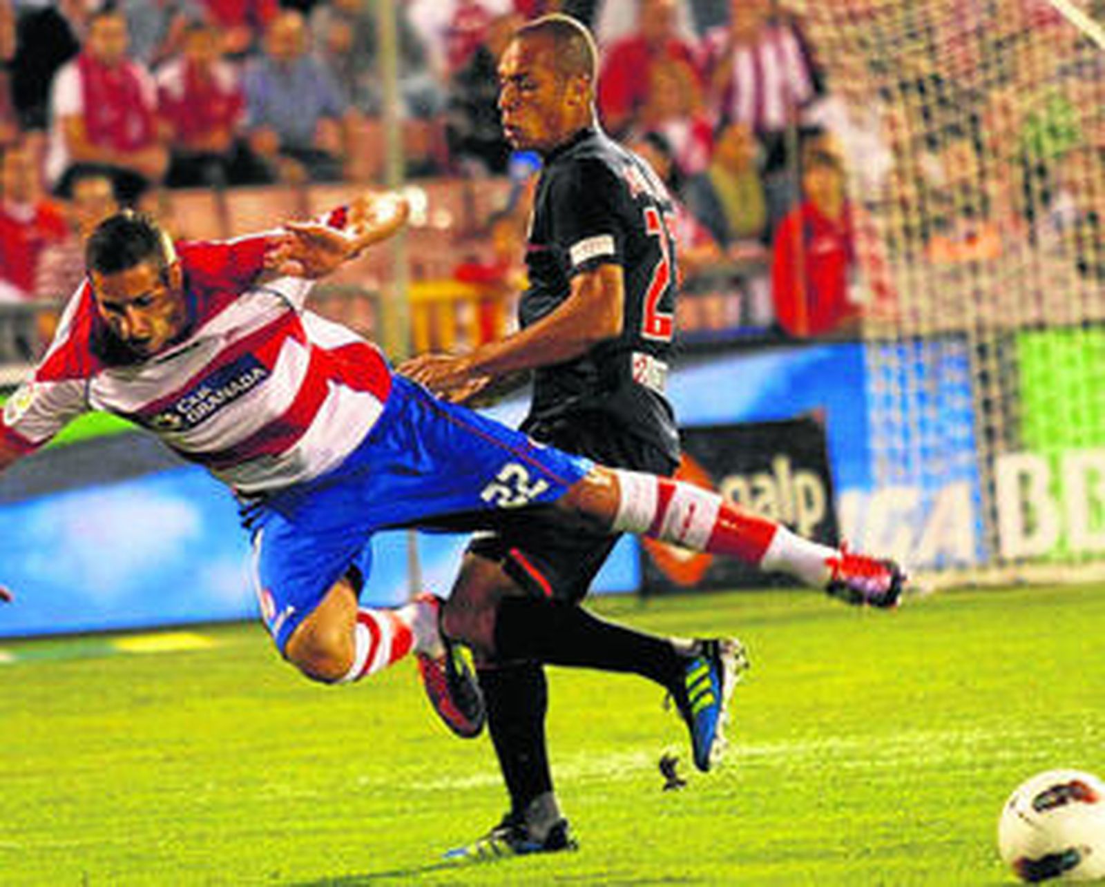 El delantero hispano-suizo del Granada Álex Geijo vuelapor un empujón de Miranda.