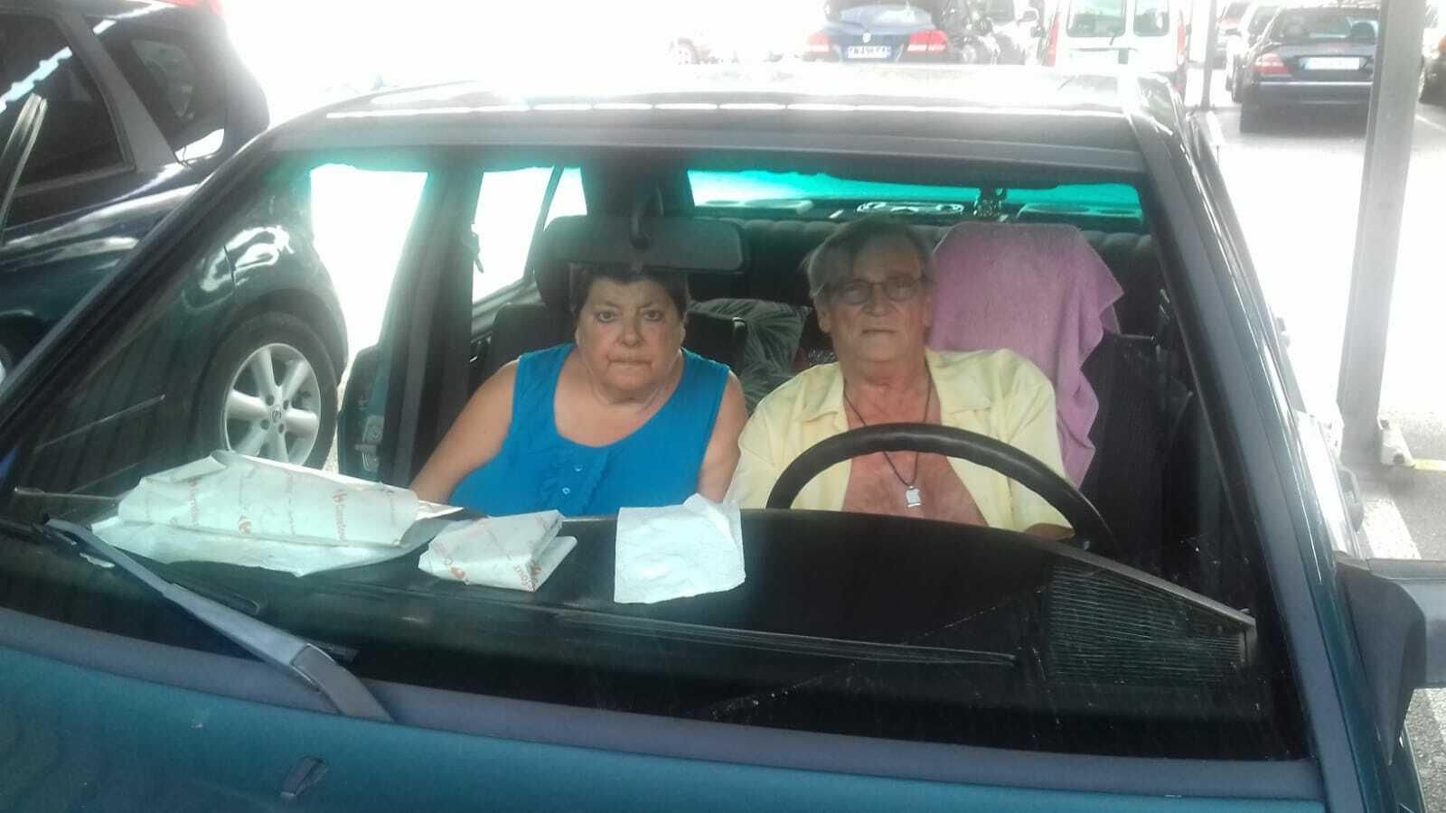 La pareja, en el vehículo