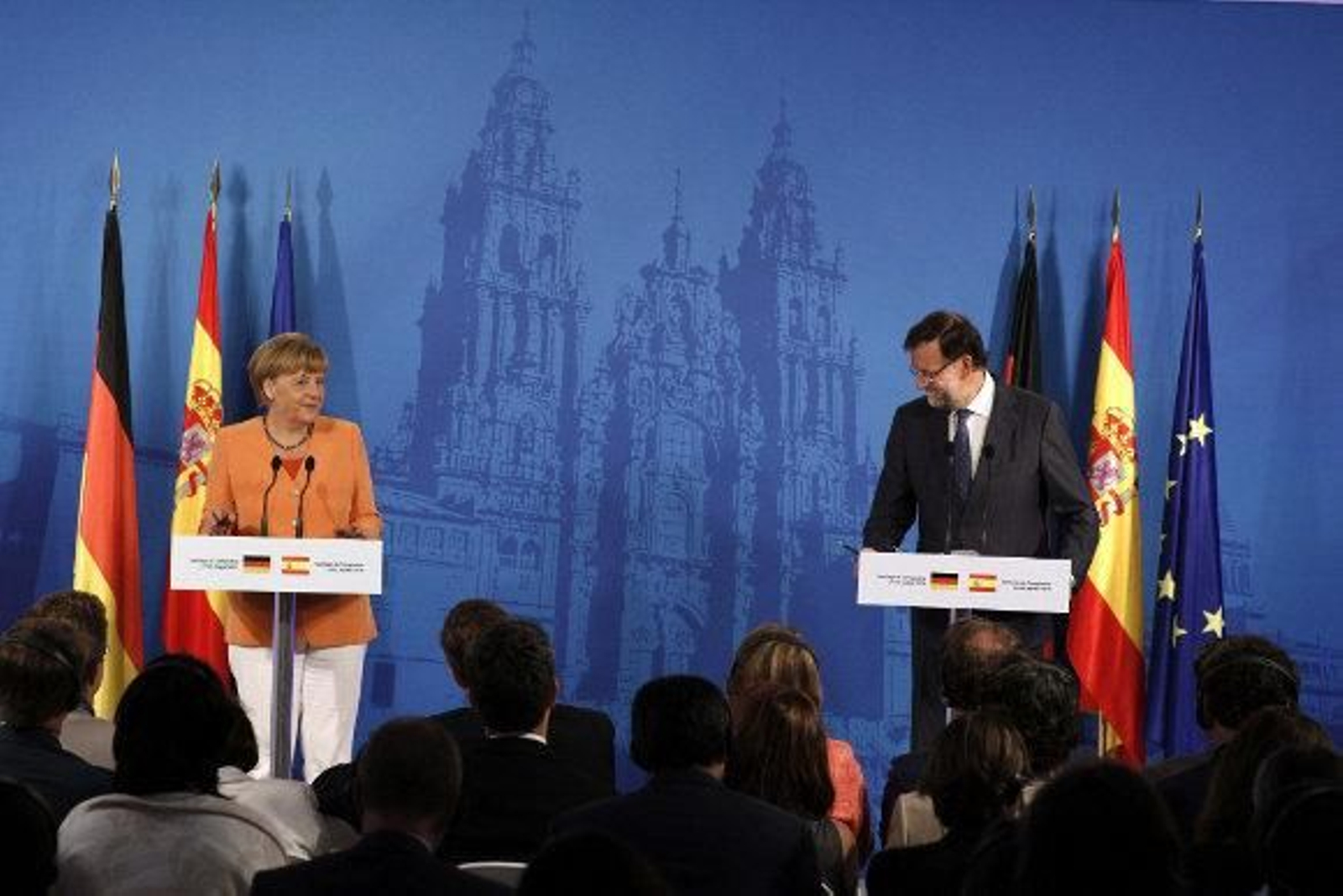 Merkel apoyará la candidatura de De Guindos a la presidencia del Eurogrupo