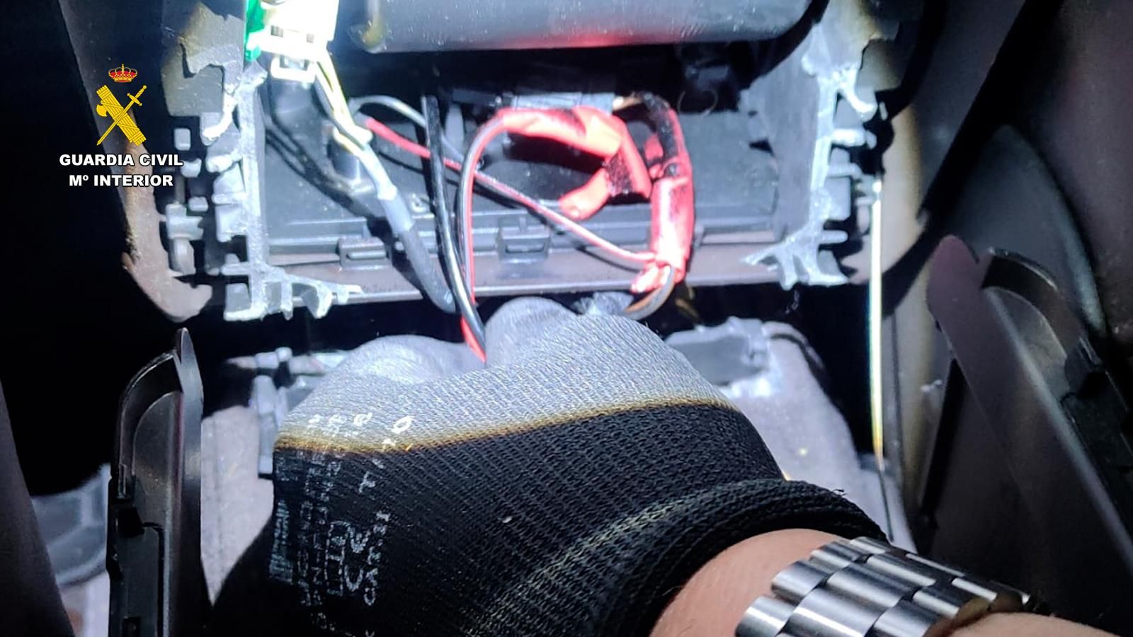 Un cableado en el reposabrazos activaba la apertura del doble fondo del maletero.