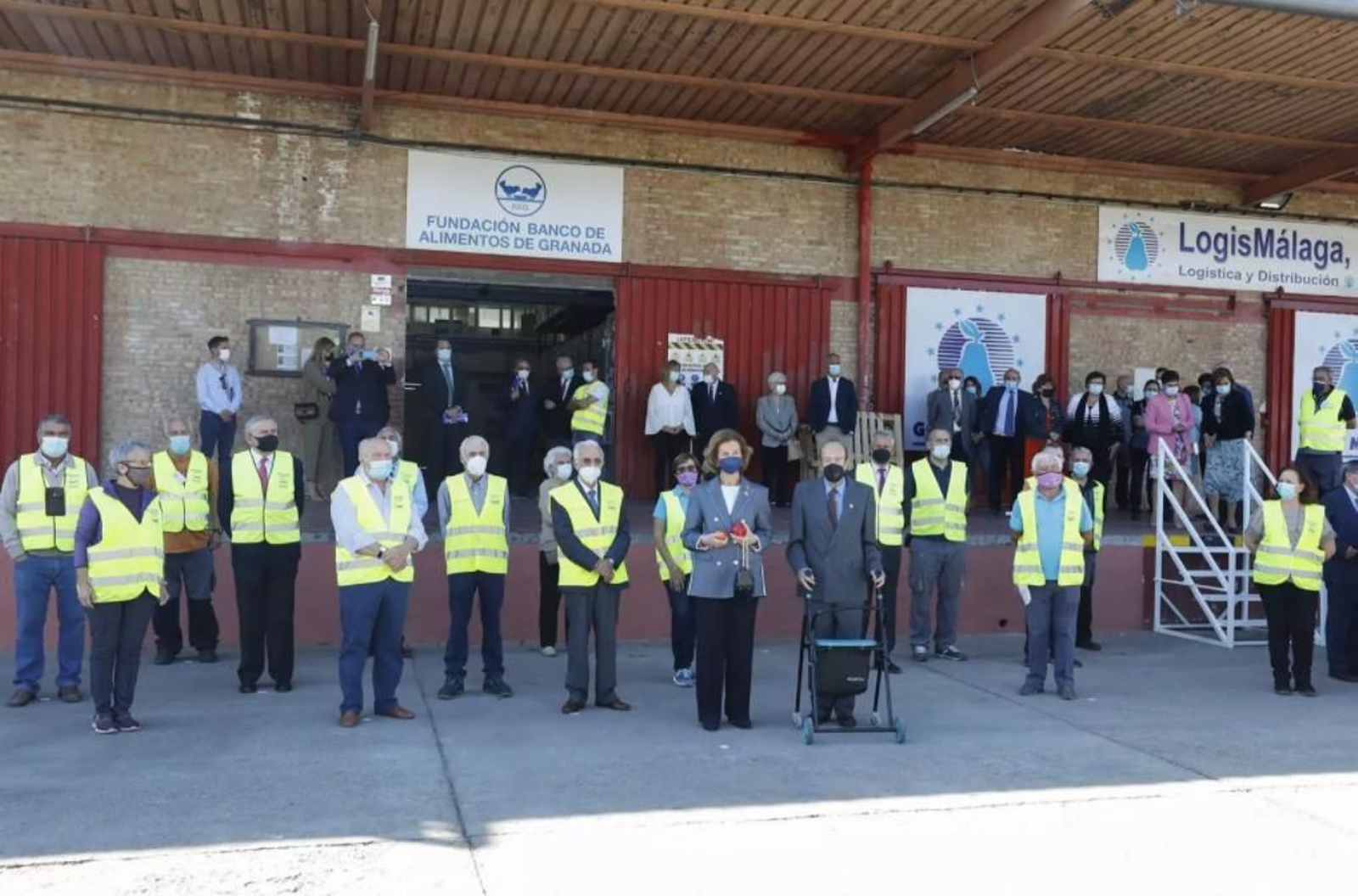 Su Majestad la Reina Doña Sofía, en la foto de familia después de la visita a la Fundación Banco de Alimentos a 20 de octubre del 2021 .