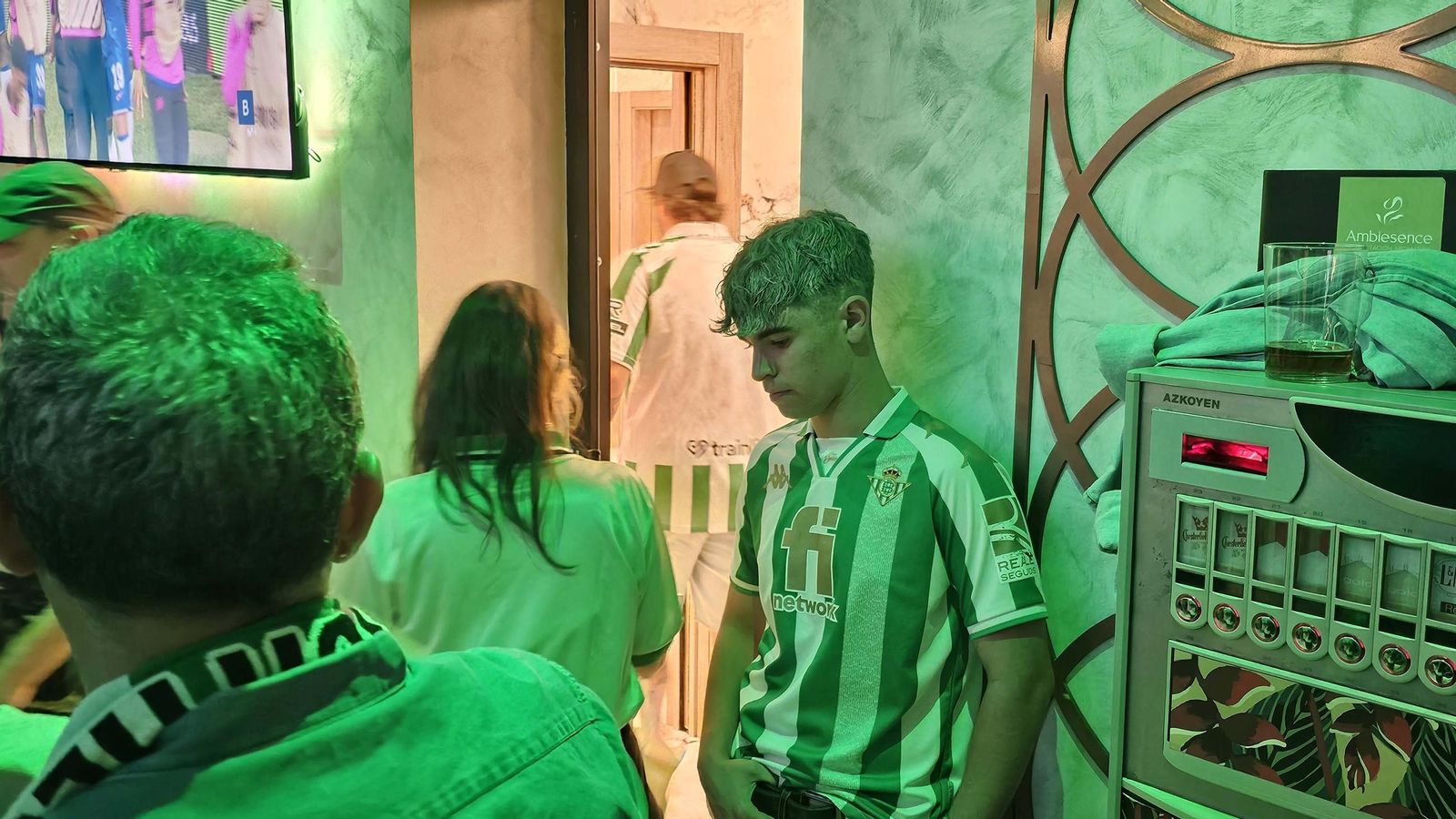 Así vivieron los béticos de Algeciras la final de la Conference League contra el Chelsea en el Botanic