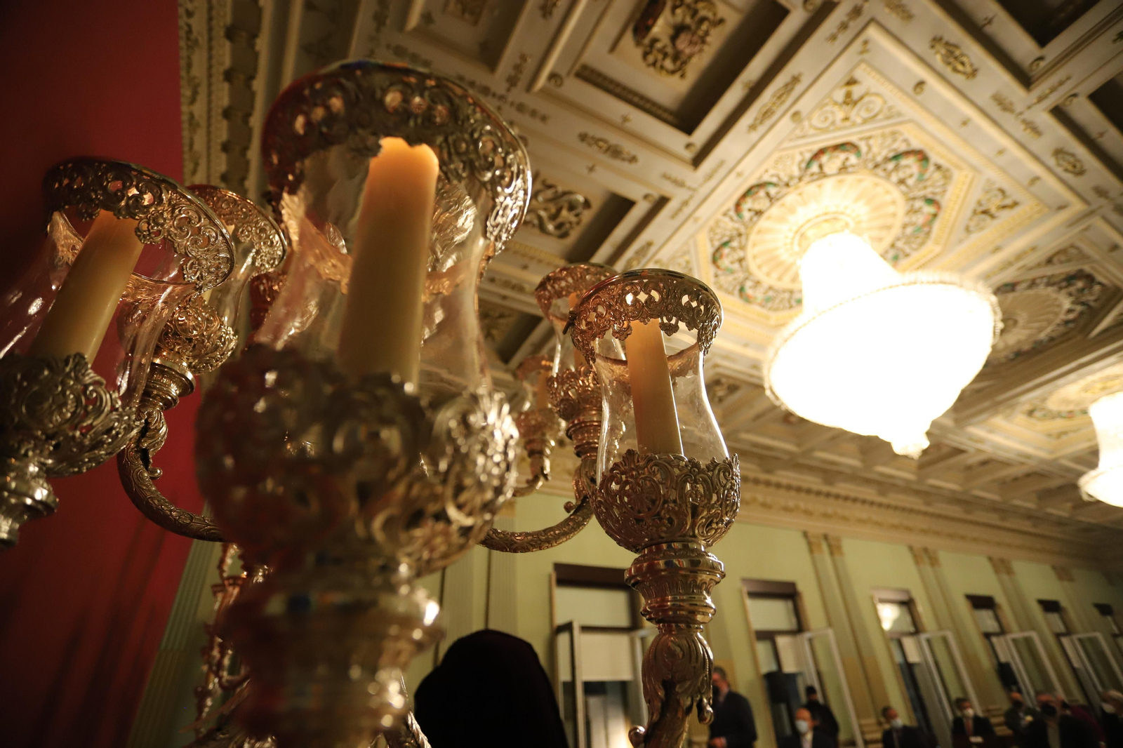 Imágenes de la presentación de la nueva saya y candelabros de cola de la Hermandad de Los Estudiantes.