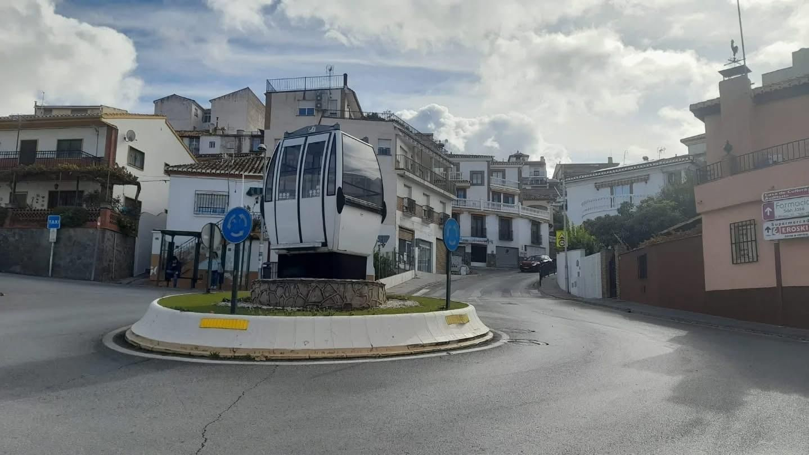 La cabina instalada en la rotonda de Monachil