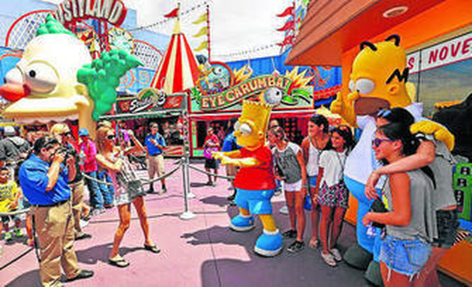Algunos de los visitantes se hacen fotos con los personajes de 'Los Simpson'.