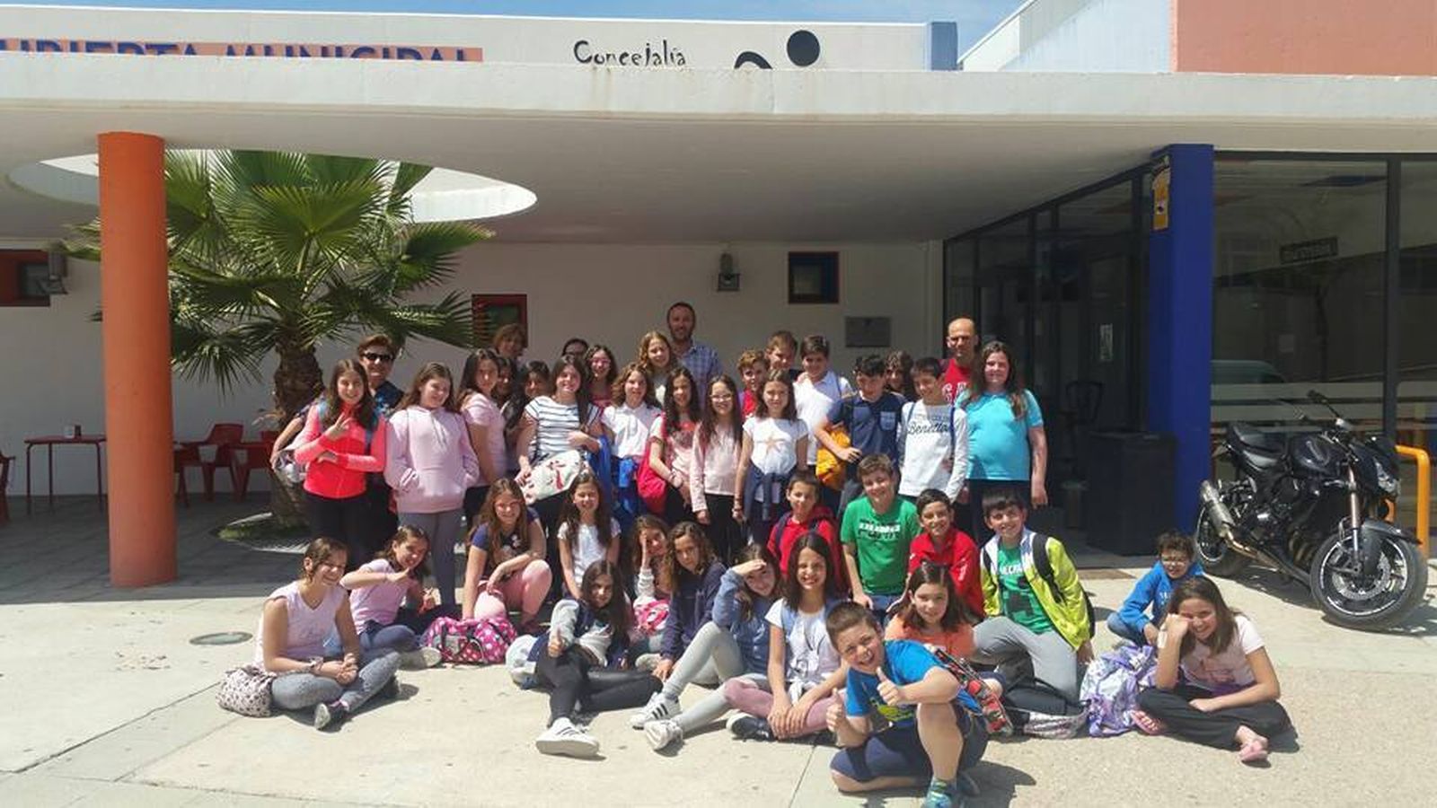 El concejal Alonso Mena con los alumnos.