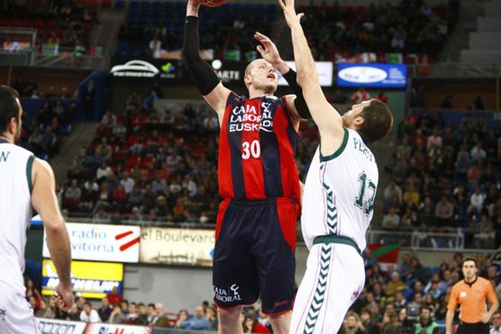 Las imágenes del Caja Laboral-Unicaja

Foto: Josu Izarra