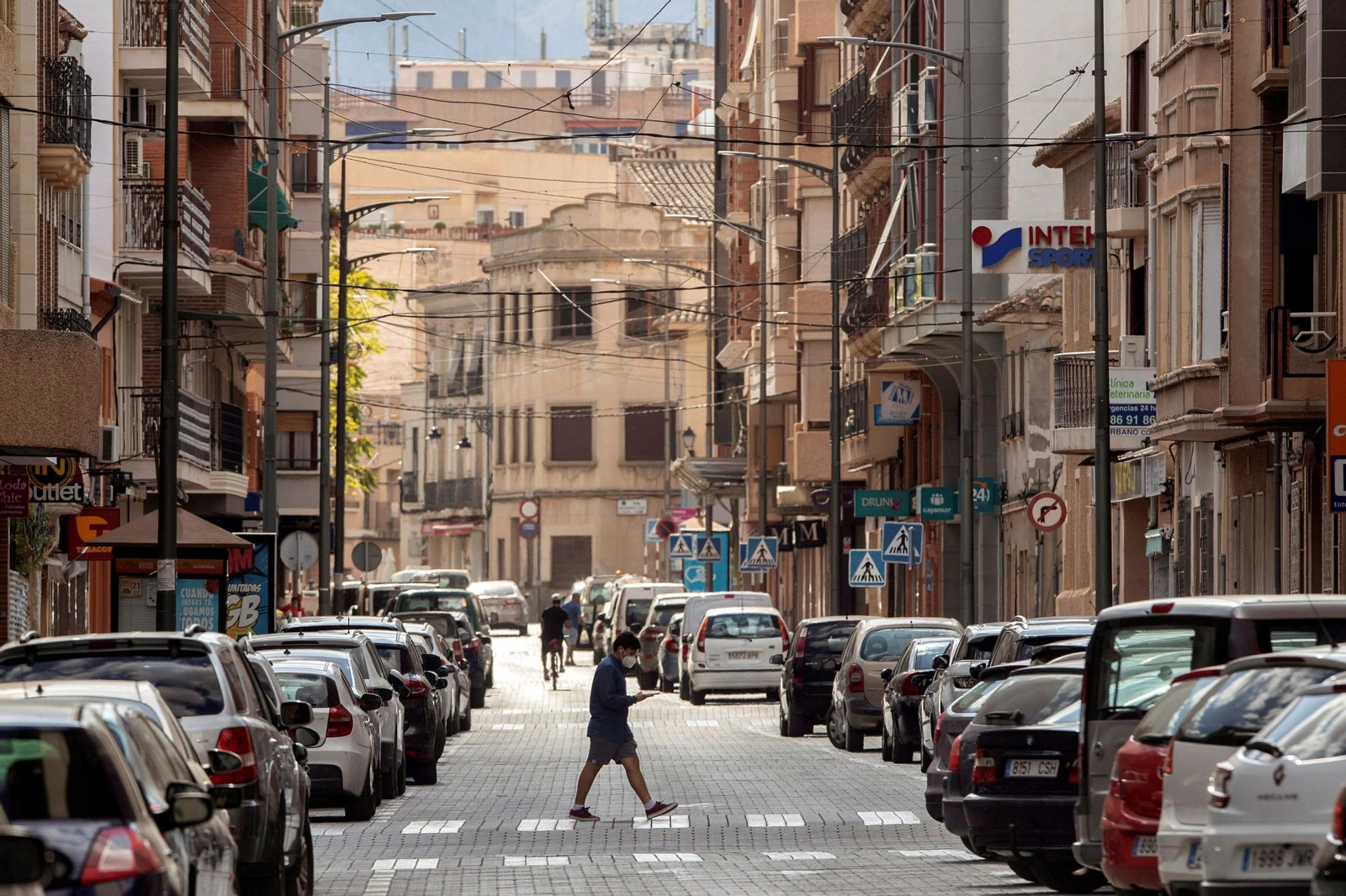 Un hombre cruza por un paso de peatones de una calle de Jumilla.