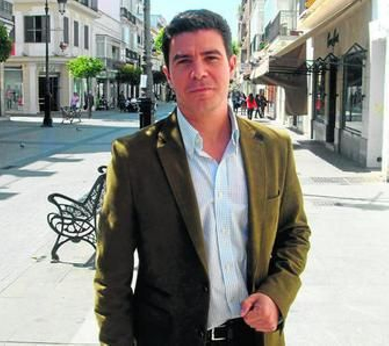 Sergio Romero, en la céntrica calle Ancha de Sanlúcar, donde tiene su sede la agrupación local de Ciudadanos.