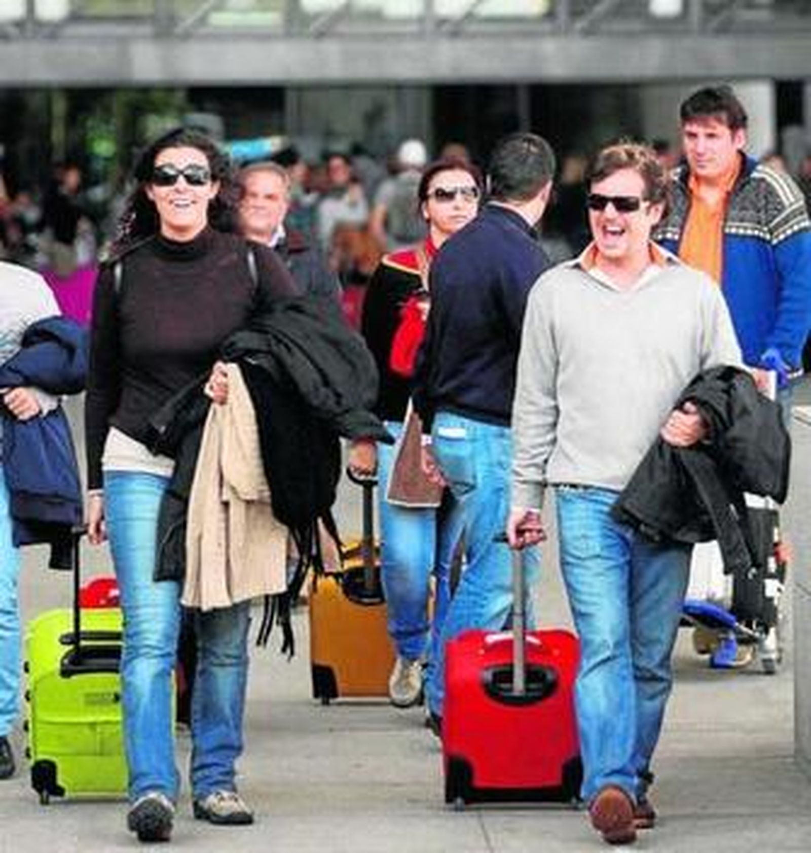 Varios turistas saliendo del aeropuerto de Málaga.