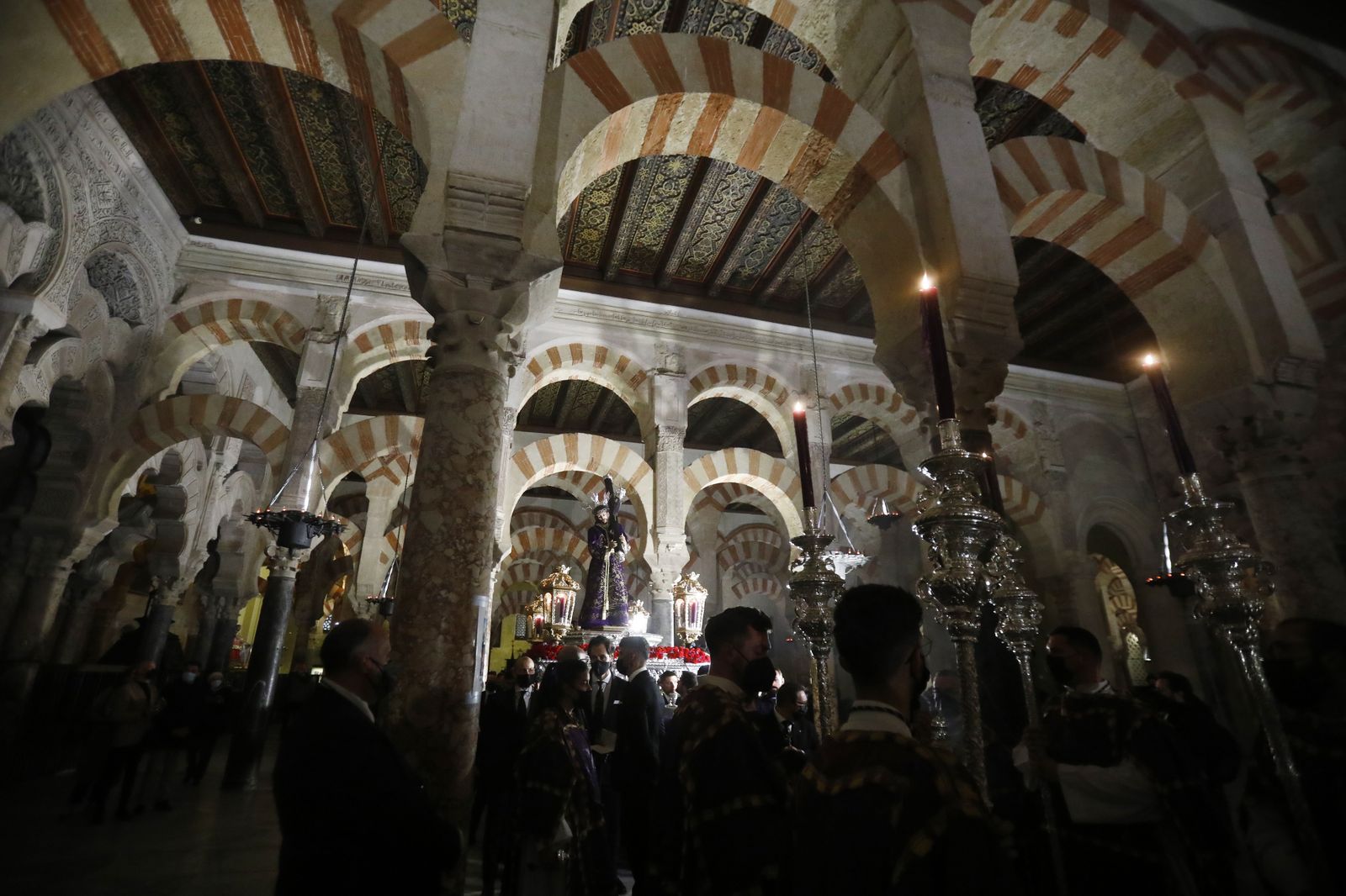 El vía crucis de las hermandades de Córdoba con el Señor del Calvario, en imágenes