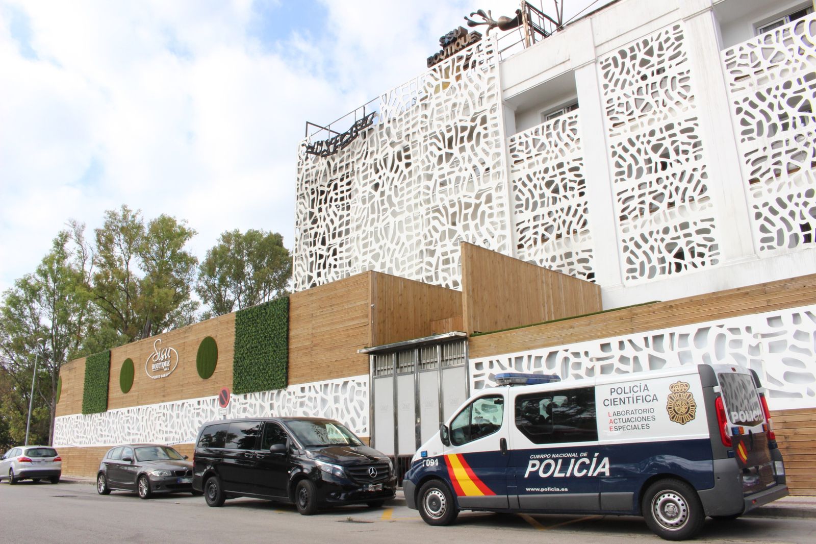 La Policía científica inicia la inspección ocular del hotel Sisu de Marbella