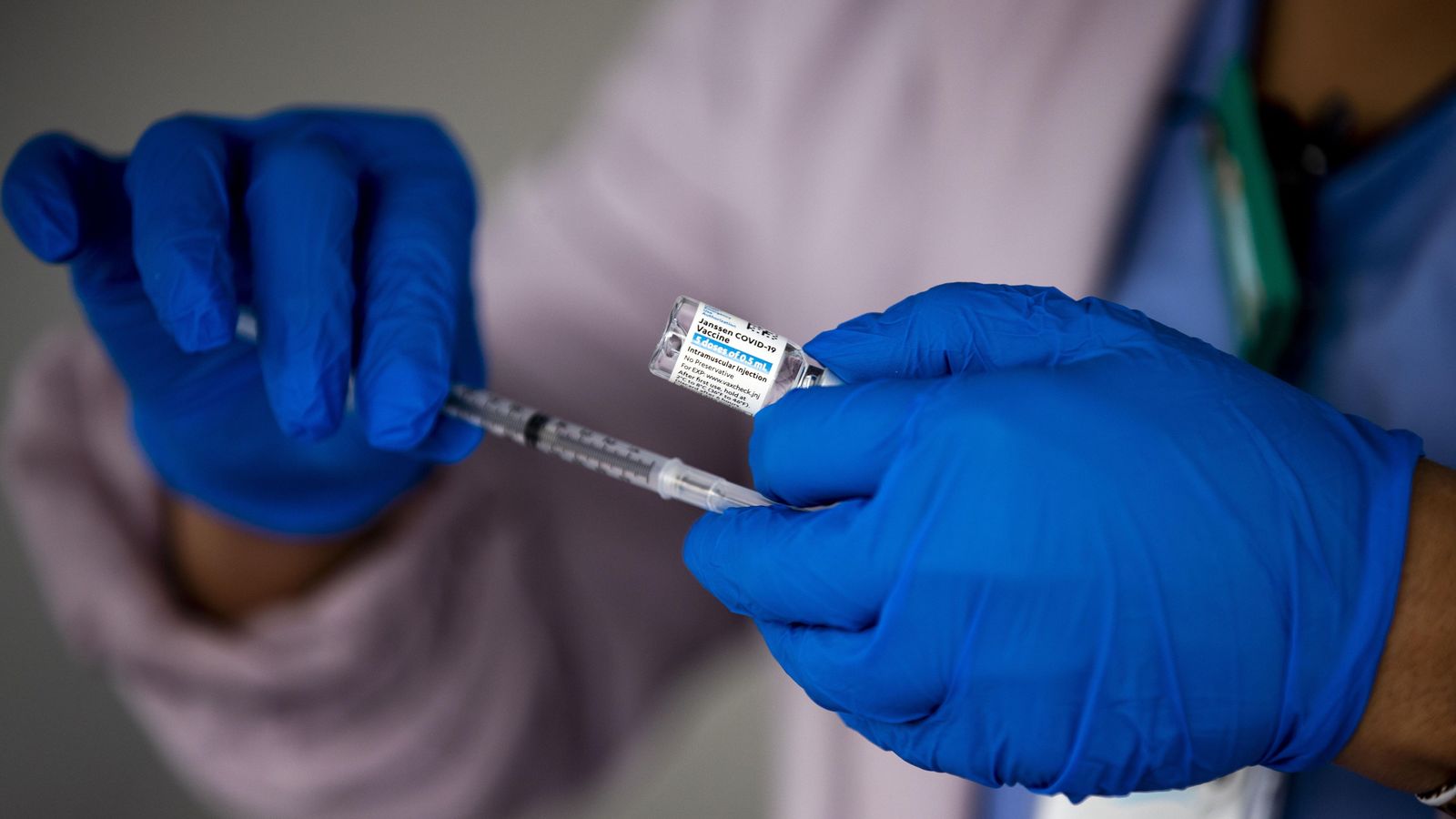 Una enfermera prepara una dosis de la vacuna de Janssen.