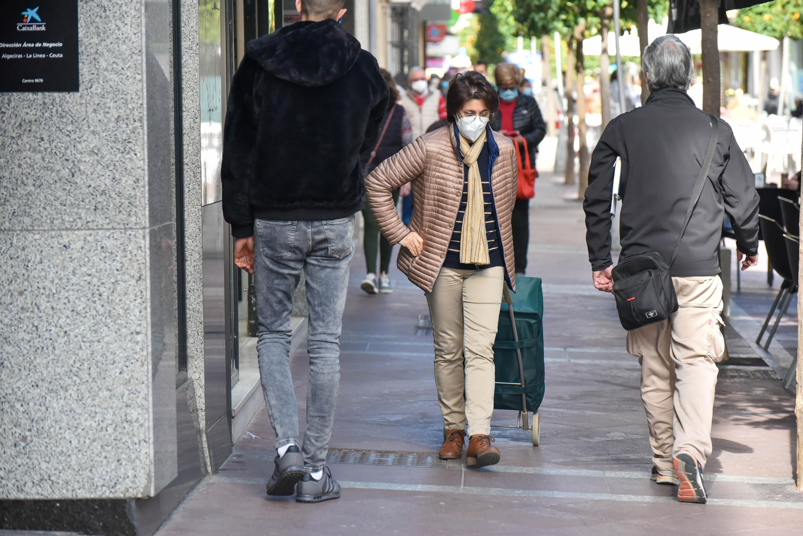 Una mujer con mascarilla por el centro de Algeciras.