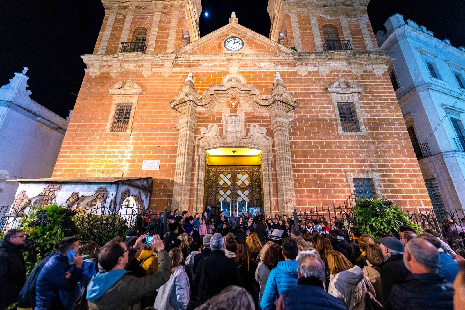 Bendecido el belén 'clásico' de San Fernando en el cancel de la Iglesia Mayor