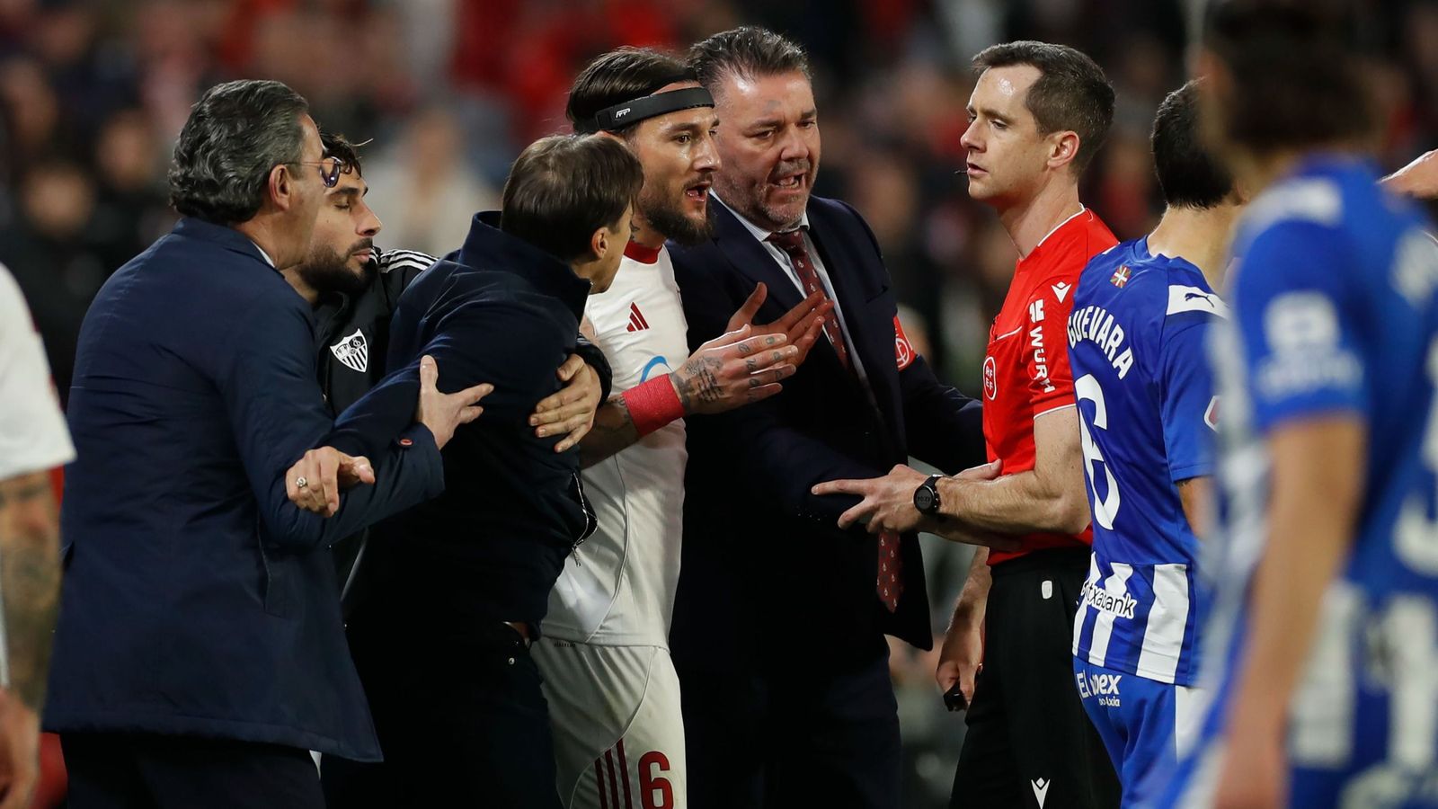 Matías Almeyda protestando al árbitro en el Sevilla-Alavés.