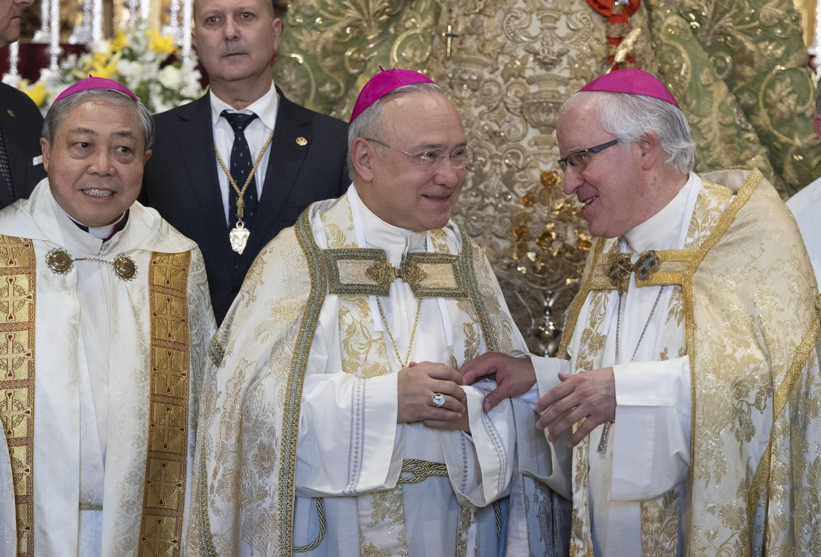 Monseñor Peña conversa con monseñor Saiz en presencia del Nuncio, monseñor Auza.
