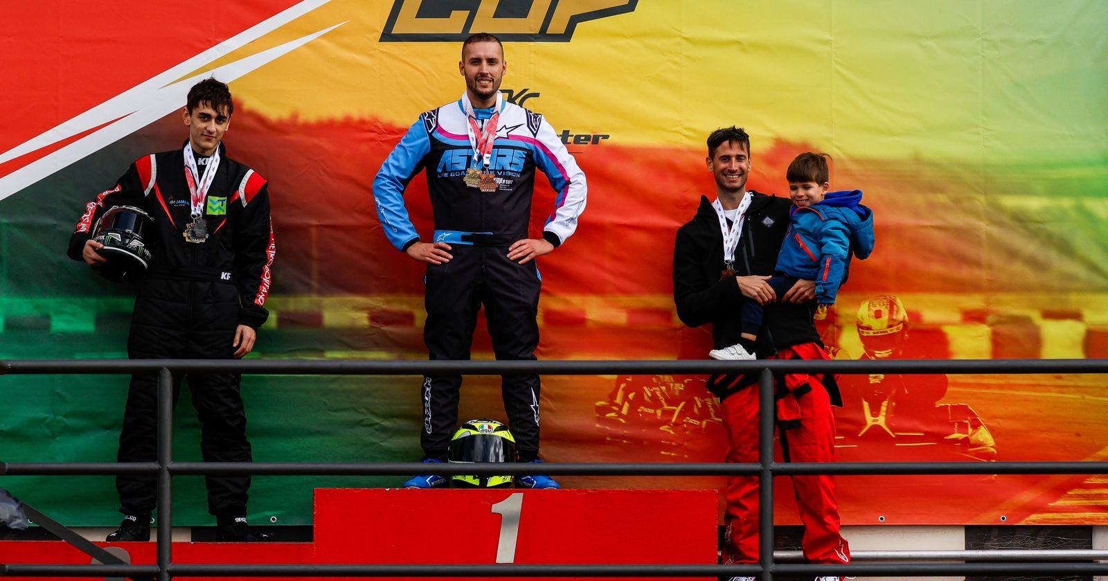 El cordobés Daniel Jurado, a la derecha de la imagen, sube al podio de la Andalucía Series Karting.