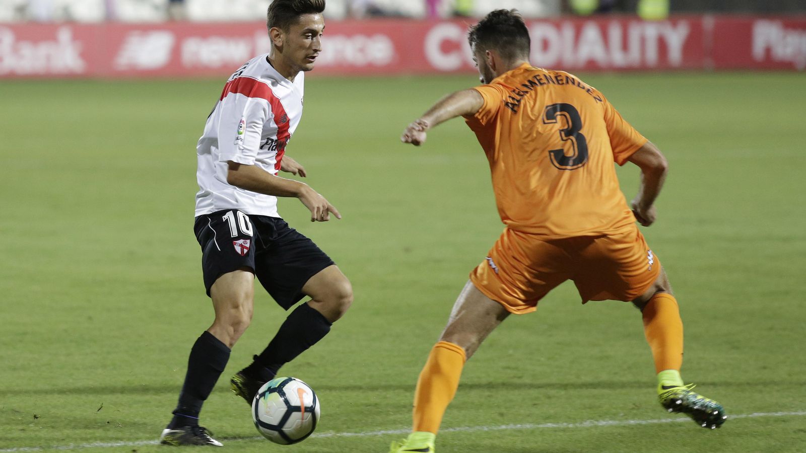 Juanje, que salió en la segunda mitad, encara a Menéndez