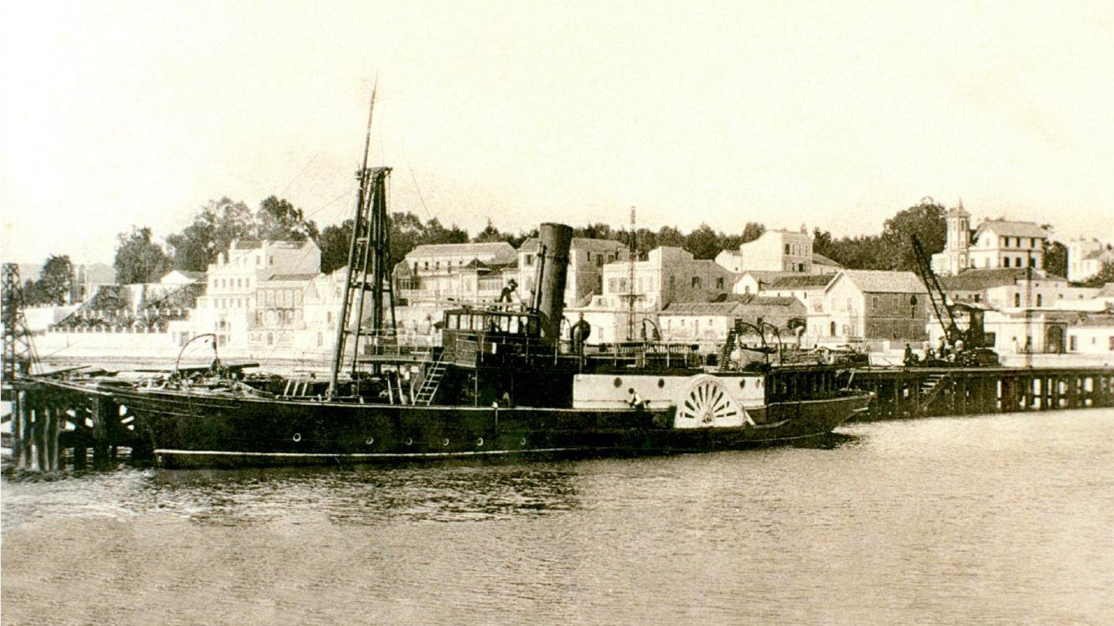 El vapor 'Margarita' de ruedas de paletas de la Compañía de Vapores del Sur de España atracado en el muelle de Madera hacia el año 1912 (Colección particular).