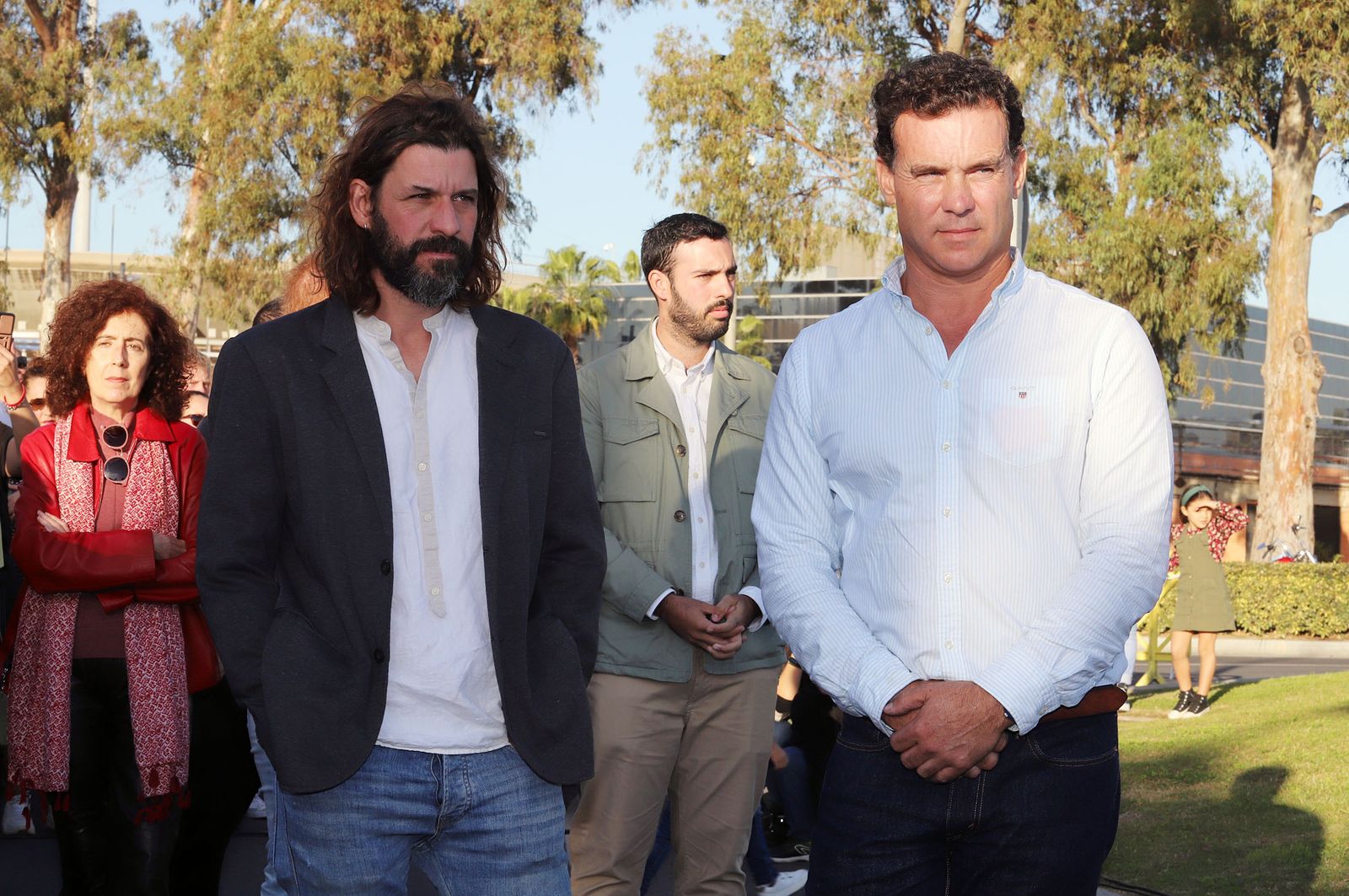 Imágenes del monumento a Súper Hugo en la rotonda frente al Nuevo Colombino