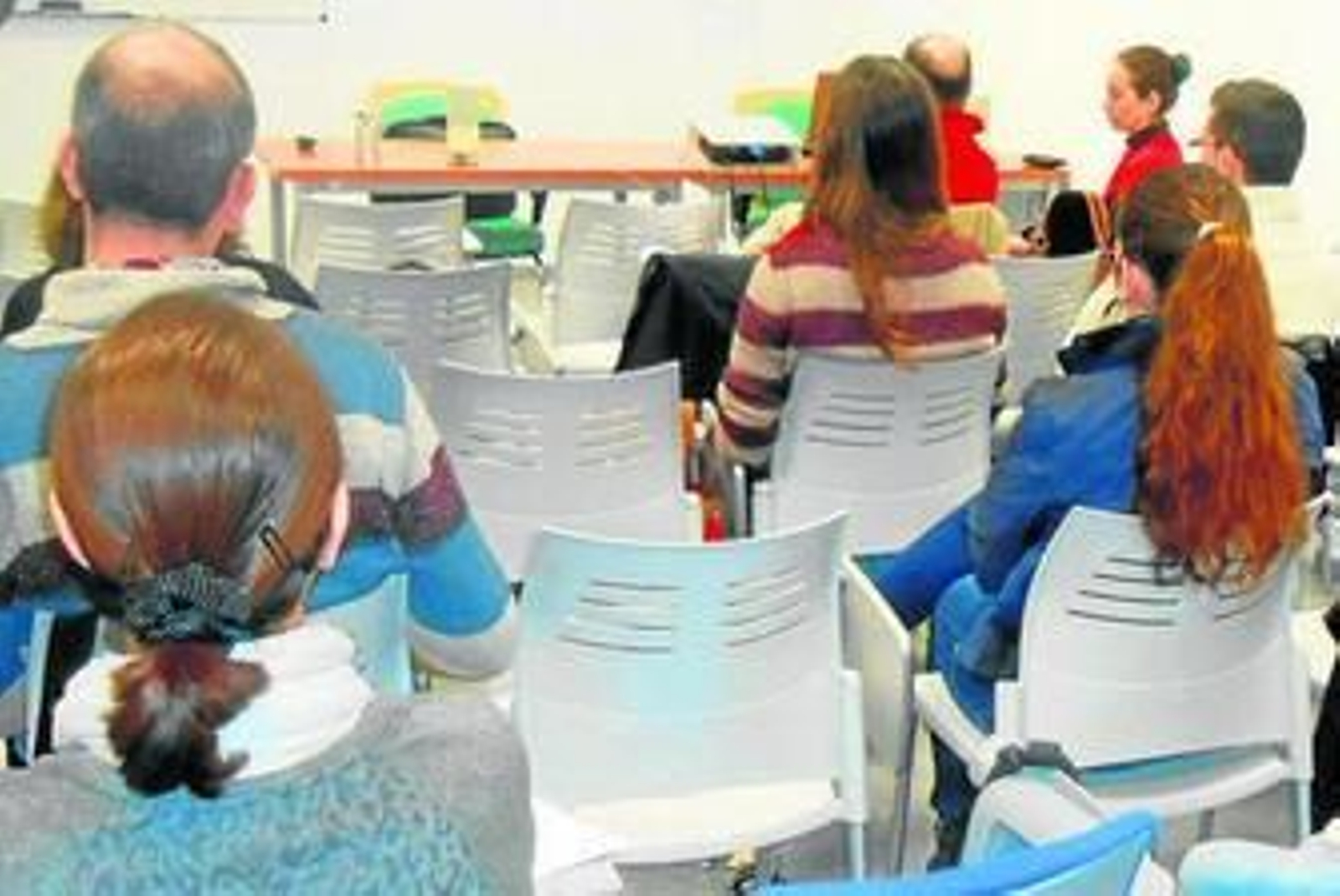 Un grupo de personas, en una sesión de un programa de formación para el empleo.