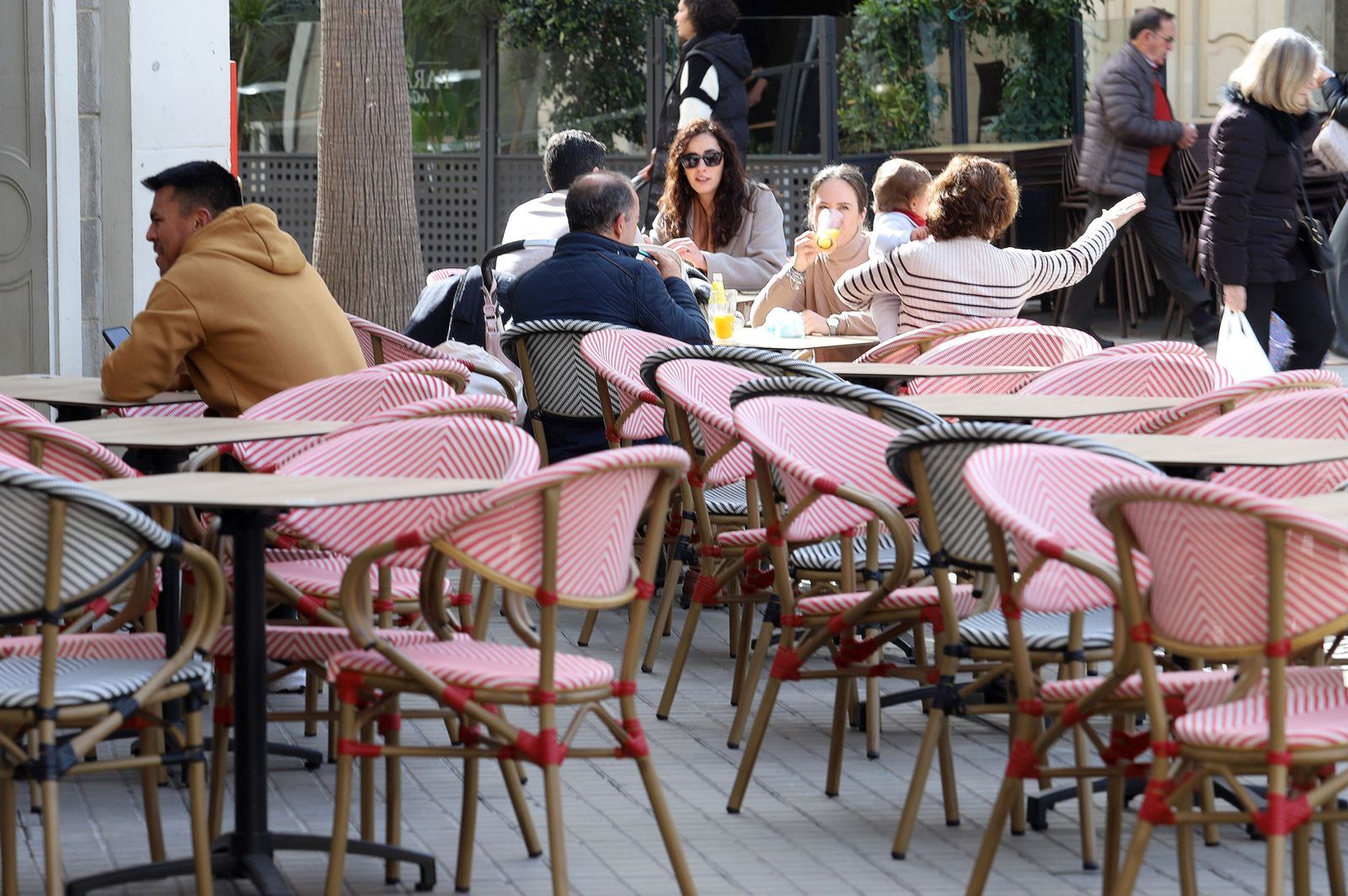 Imágenes del ambiente en la mañana de carnaval en Huelva