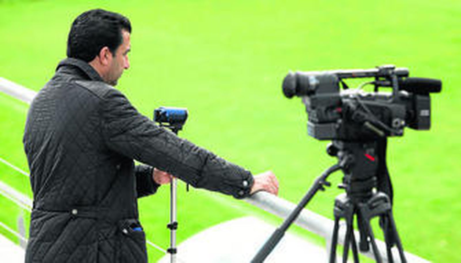 José Manuel Barla graba una sesión de entrenamiento del Cádiz en la época en la que le dejaban trabajar en el club.