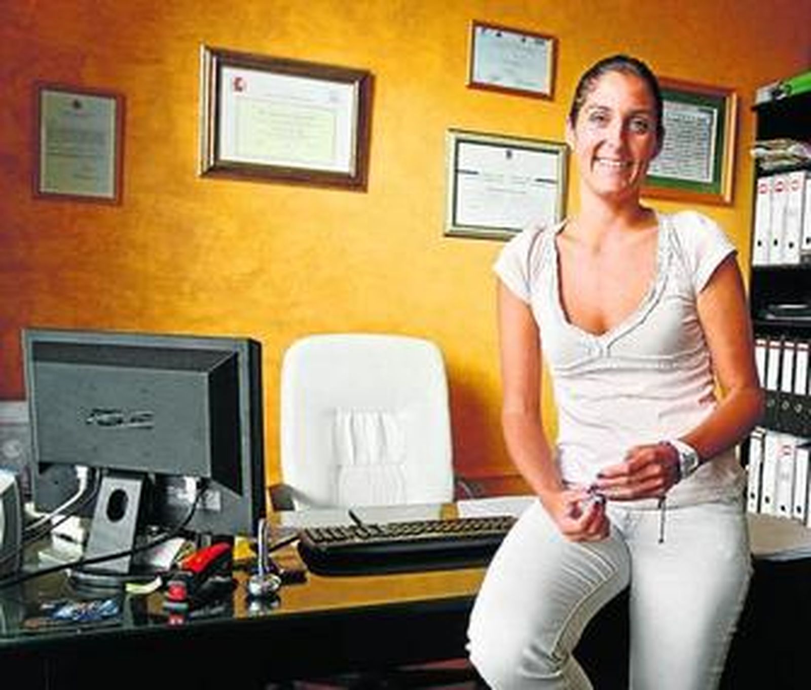 Sonia Luna posa en su despacho, donde pasa muchas horas pese a su reciente maternidad.