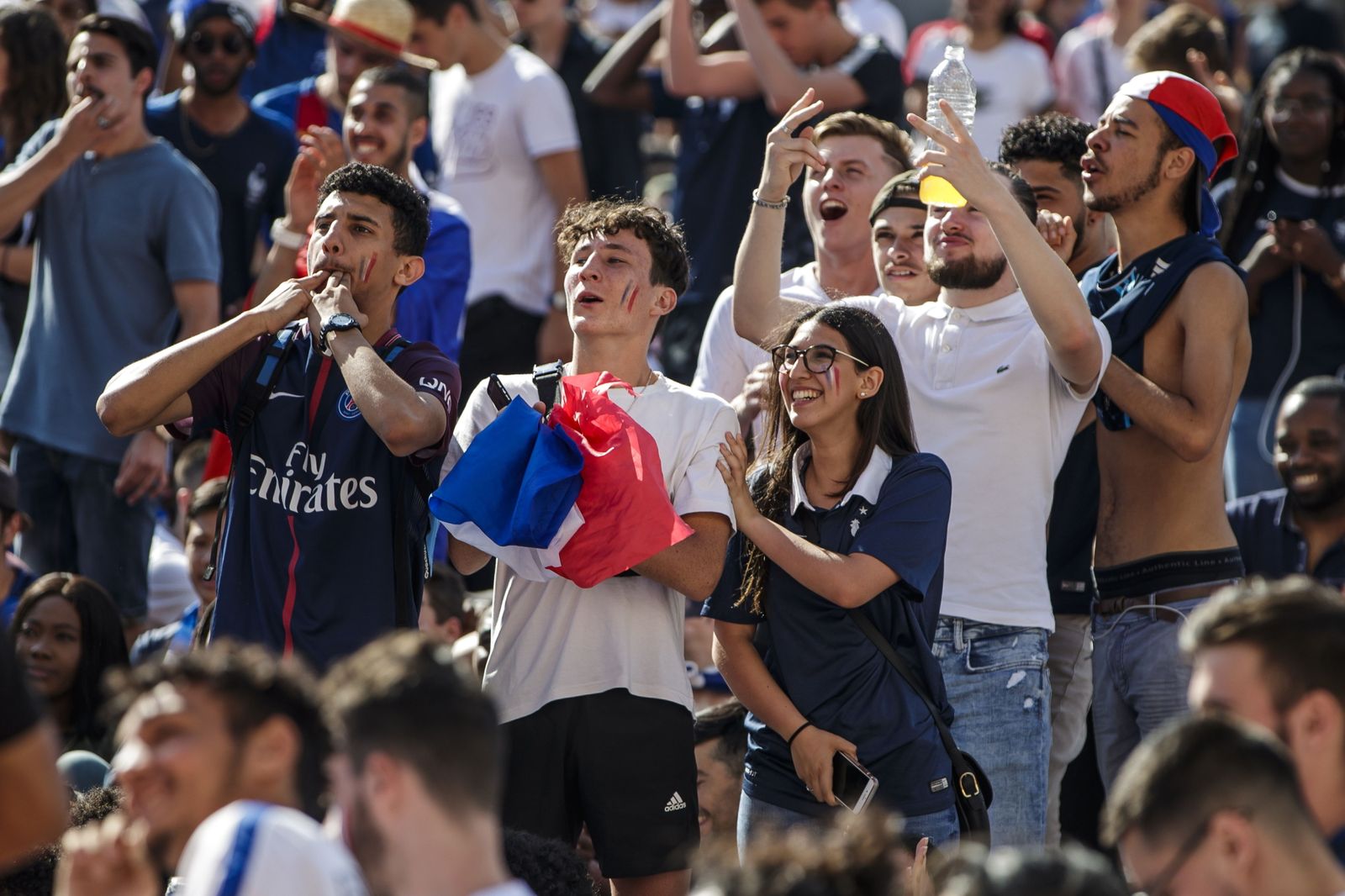 Varios jóvenes franceses siguen la semifinal en París.
