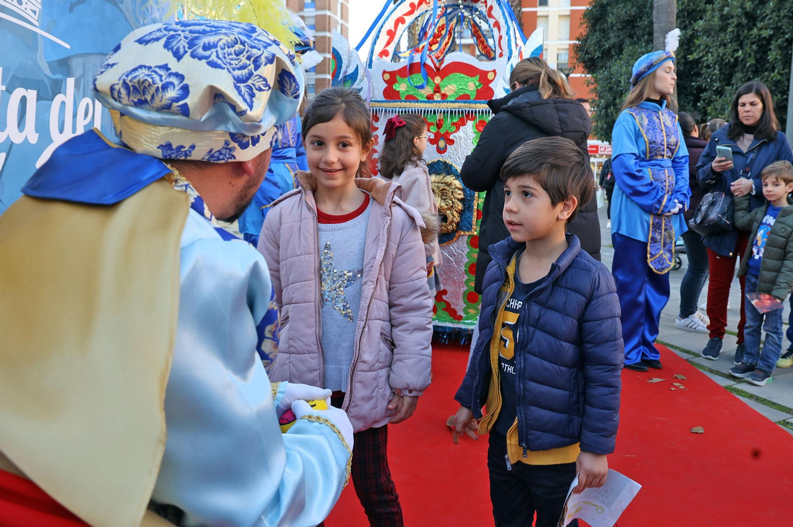 Imágenes del paje Real de SSMM los Reyes Magos recogiendo las cartas de los niños y niñas de Huelva en la plaza Houston