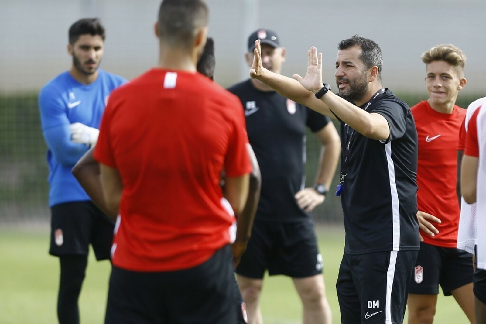 Diego Martínez se dirige a sus jugadores durante una sesión de entrenamiento de la presente temporada.