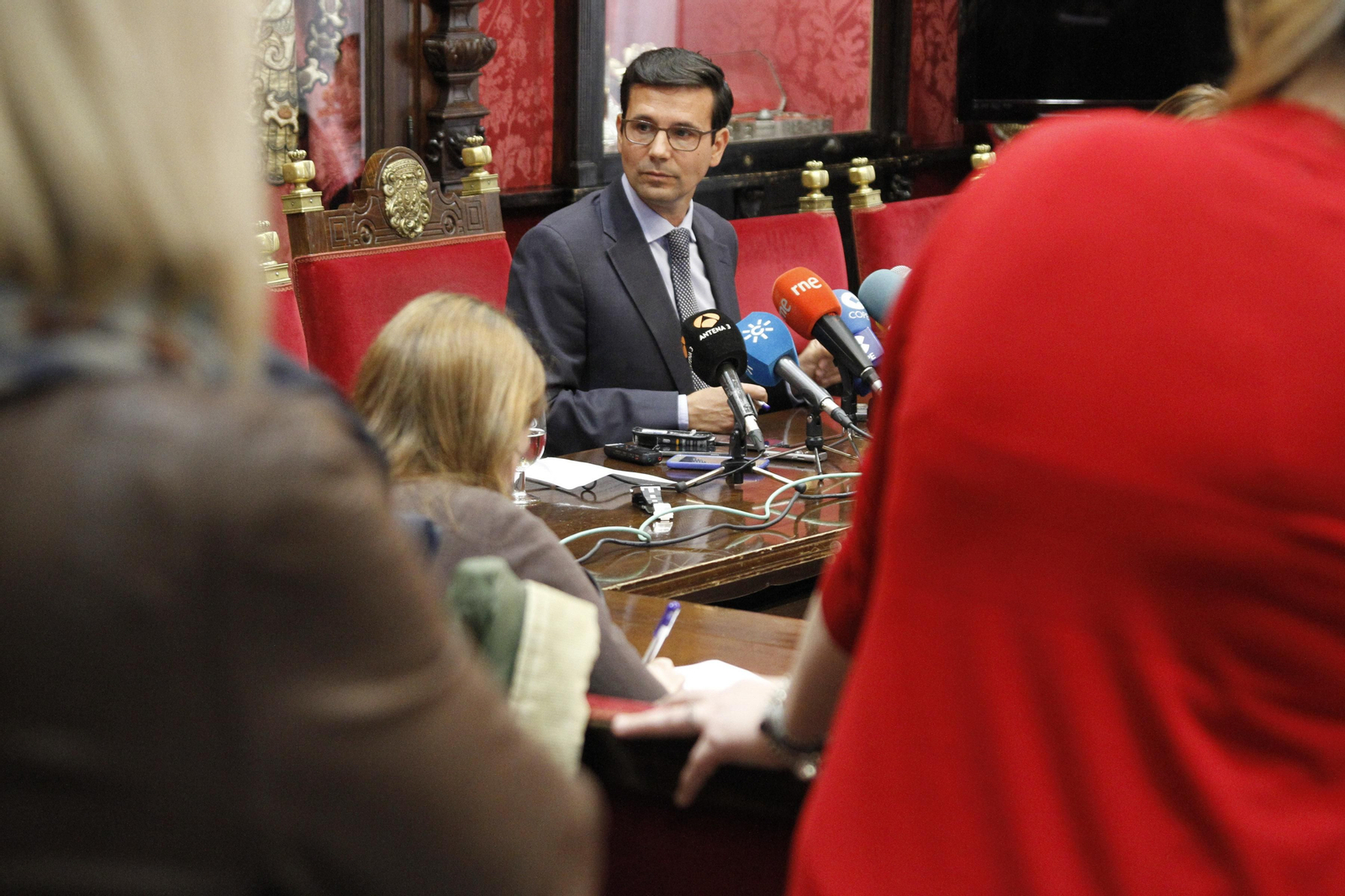 El alcalde de Granada, Paco Cuenca, en el ojo del huracán.