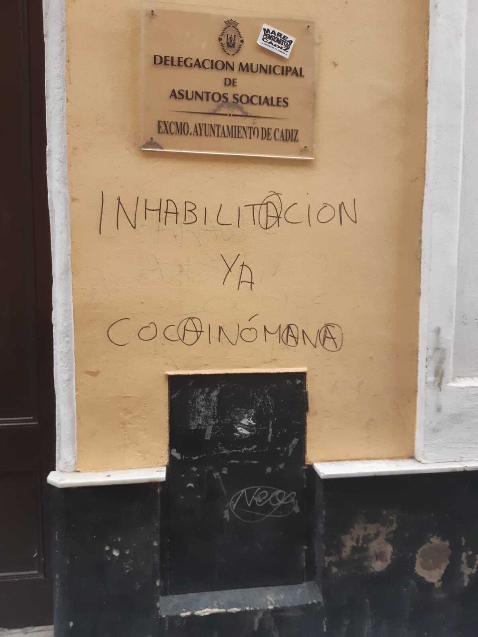 Pintadas recientes en la fachada de la sede de Asuntos Sociales de la calle Zaragoza.