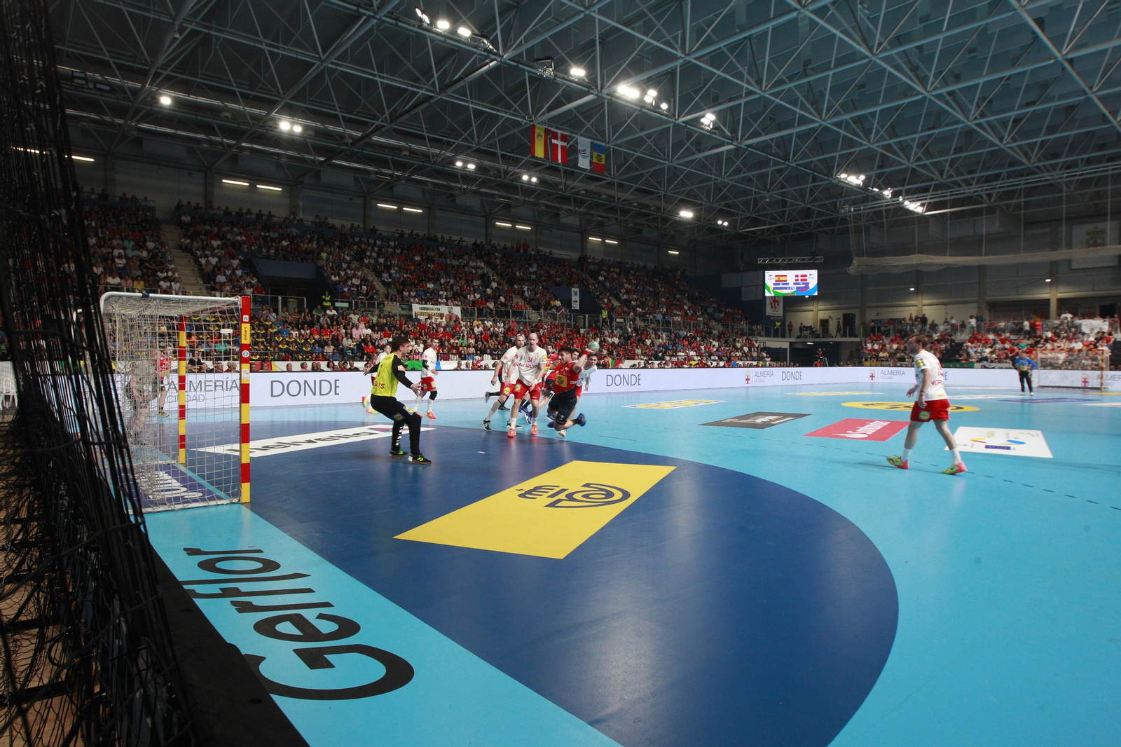 Imágenes del España-Dinamarca de la EHF Euro Cup de balonmano, en Almería