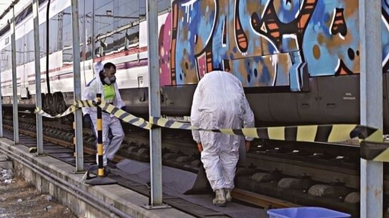 Actuación contra grafitis en los trenes.