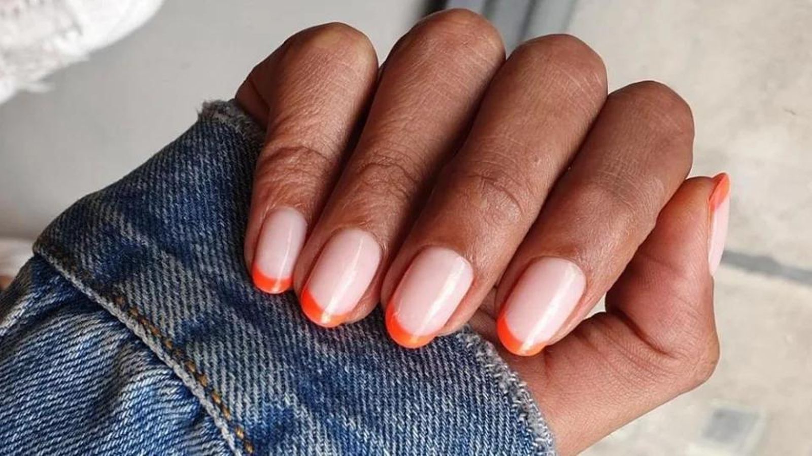 La nueva manicura francesa cambia el tono claro de la punta por otros más vivos.