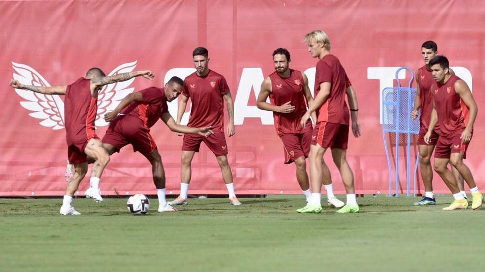 Fernando y Papu disputan en un rondo en el que está Dolberg.