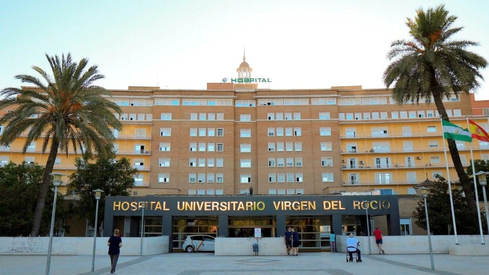 Hospital Virgen del Rocío, donde está ingresado el hombre herido de bala.