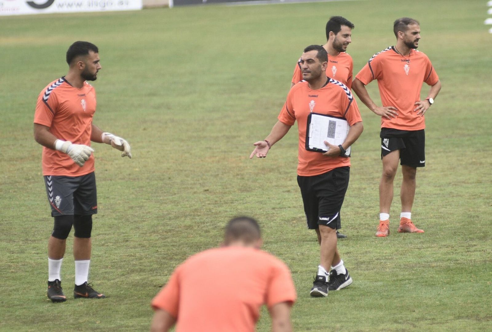 Adrián Hernández, con una carpeta, durante un entrenamiento