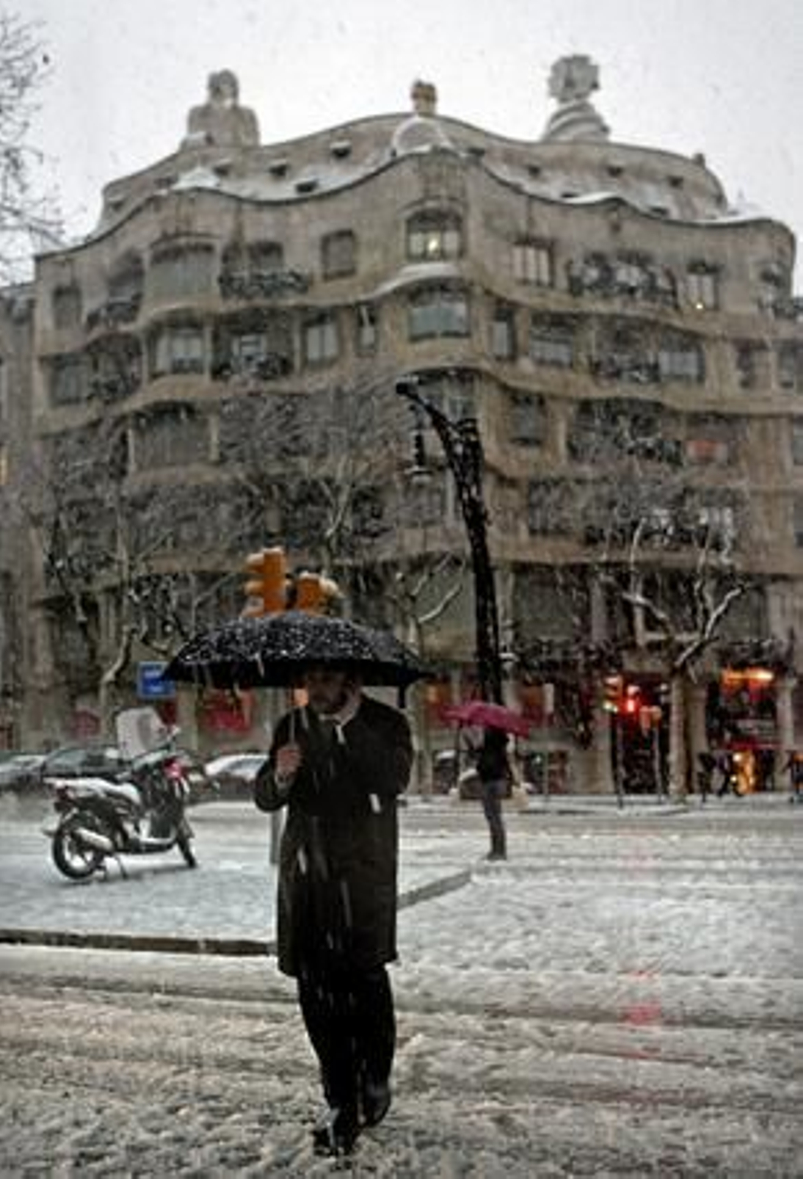 Una intensa nevada cubre Barcelona y a casi toda Cataluña. /EFE · AFP Photo · Reuters