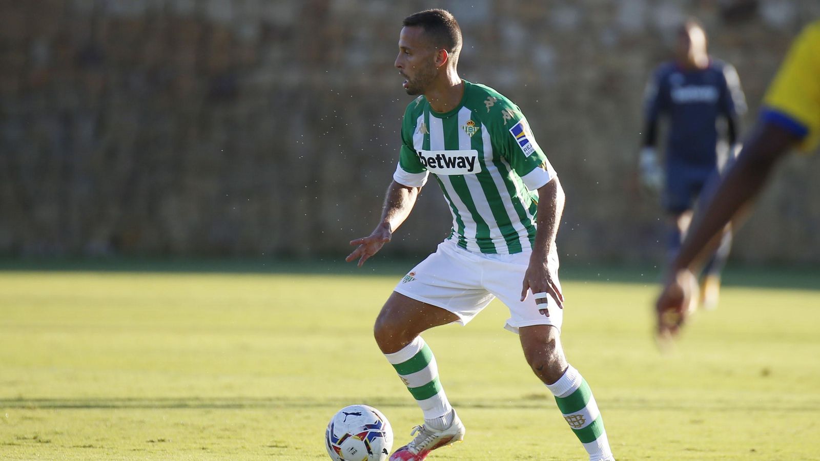 Canales conduce la pelota.