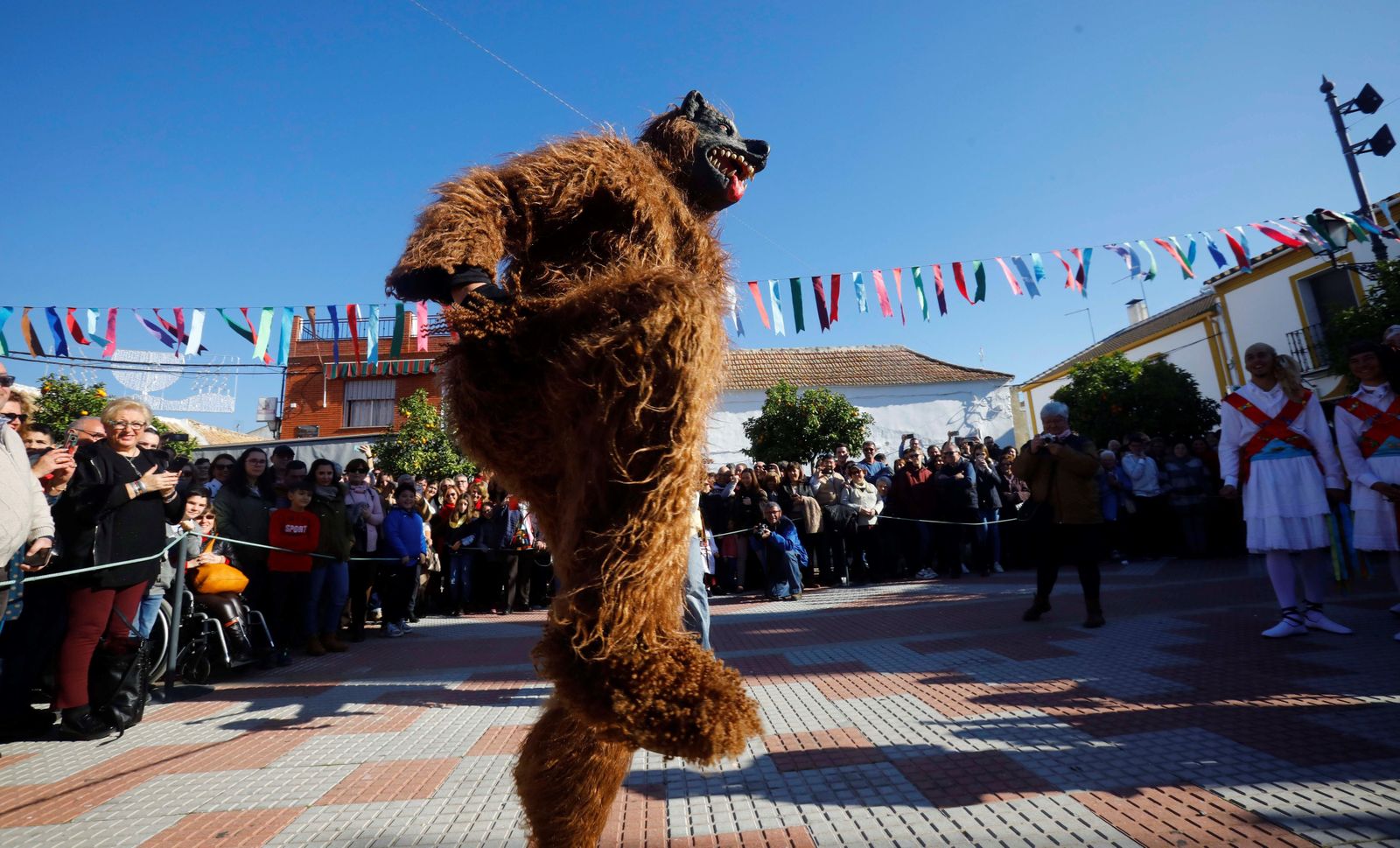 La danza del Oso, en la plaza Real de Fuente Carreteros.